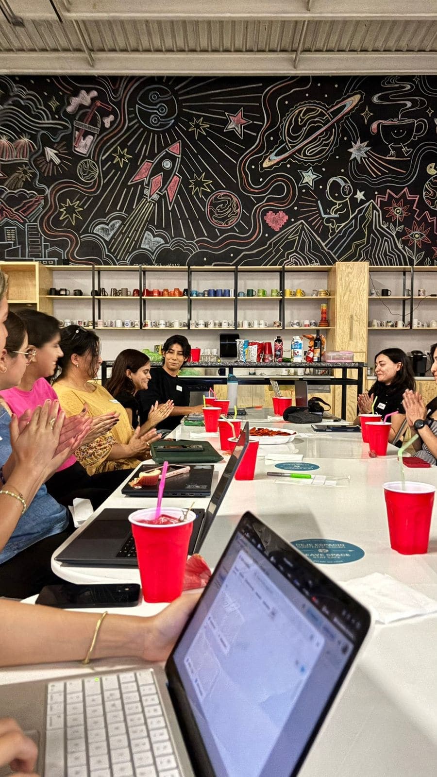 Mesa larga de trabajo durante un encuentro de Alquimia Tech