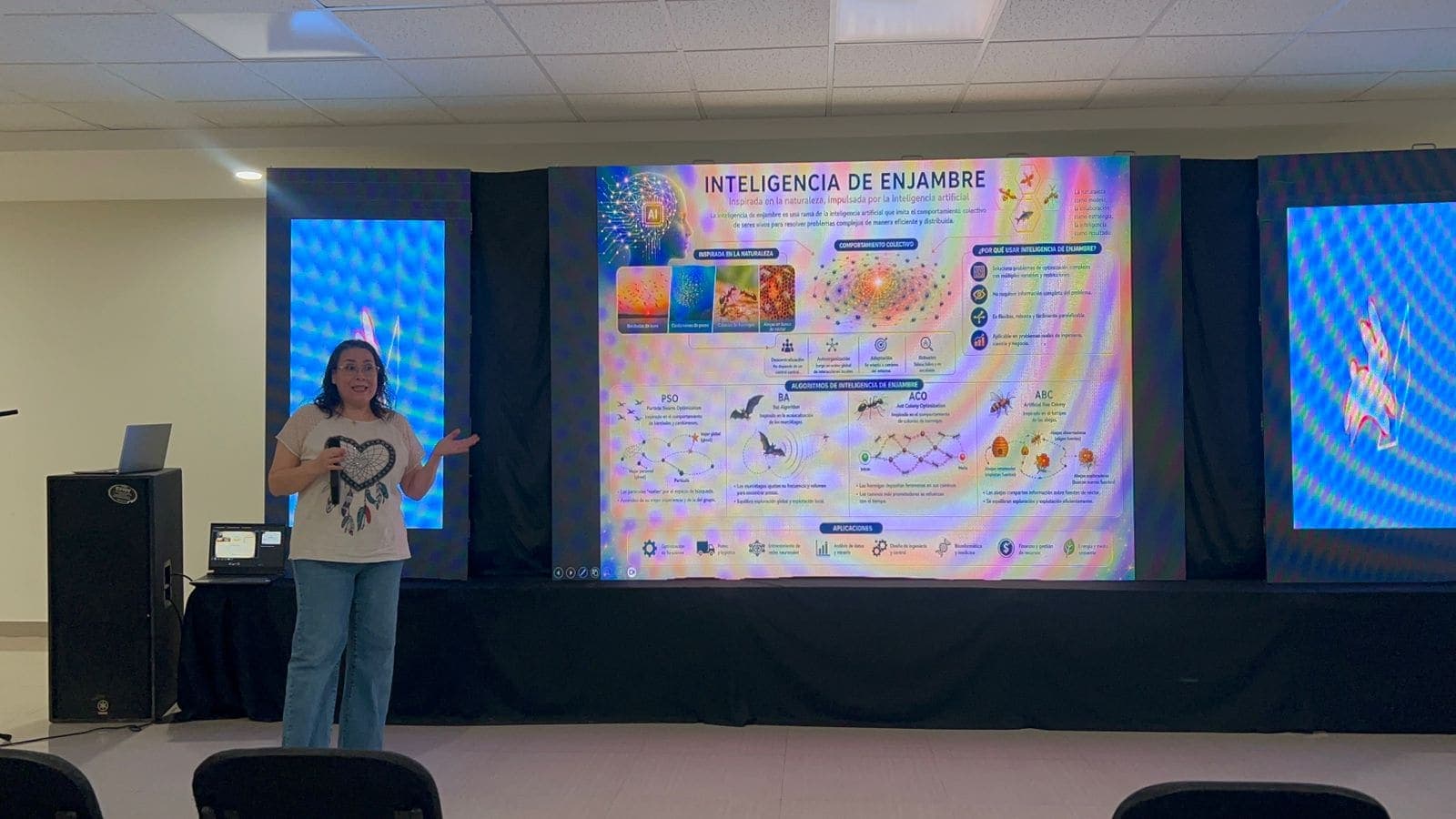 La Dra. Dynhora Ramírez dando su conferencia en el CTRL + SHE de la UTCH